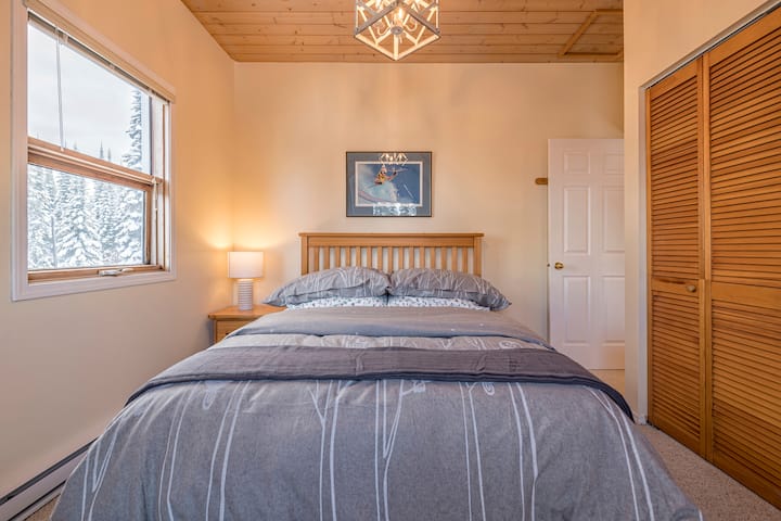 Dhoma e sipërme e gjumit 2 