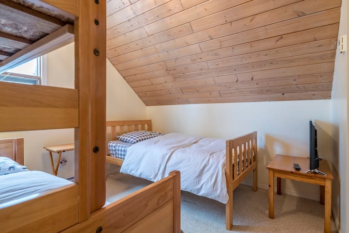 Dhomë krevati e sipërme me televizor të vogël