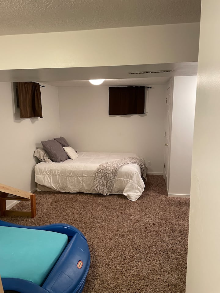 Dhomë gjumi në bodrum me krevat dopio "queen"