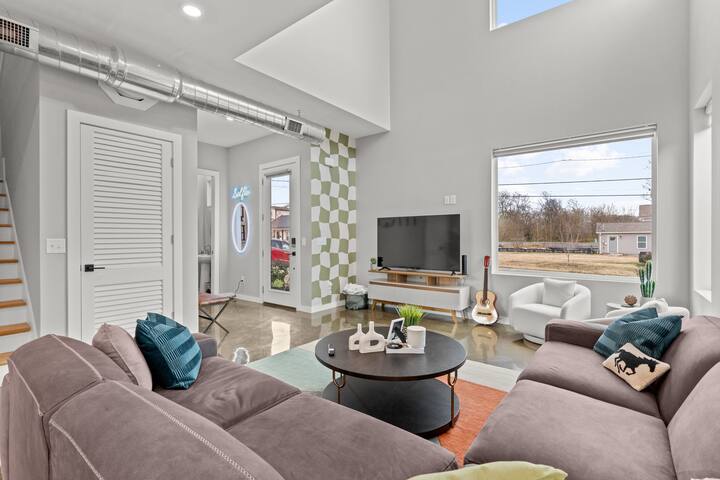 Private Heated Pool, Hot Tub-Minutes From Broadway gallery image 5