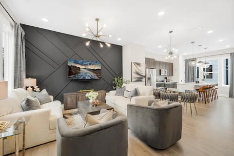 Popular Airbnb listing: Luxury Charlotte City Townhome W/Private Rooftop! in Belmont