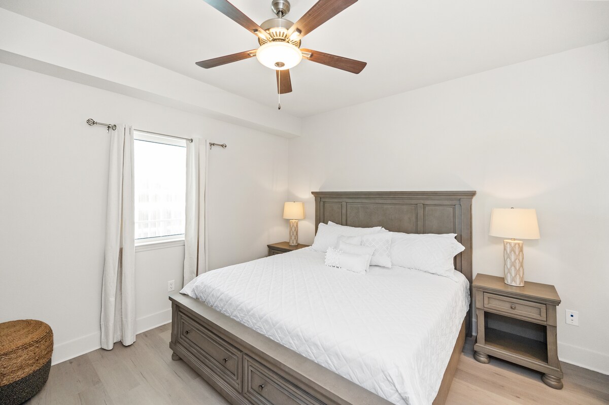 תיהנו מהפרטיות של חדר השינה הראשי שלכם בדיוק כמו בבית.  וילונות האפלה לפרטיות בלילה, והרבה אור במהלך היום.