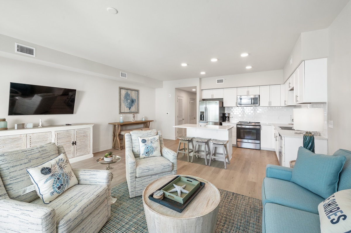 כל הטלוויזיות החכמות החדשות של Samsung בכל החדרים.  טלוויזיה בכבלים מקומיים/אינטרנט אלחוטי בחינם כלולים.....תרגישו חופשי להתחבר לשירותי הסטרימינג האהובים עליכם!