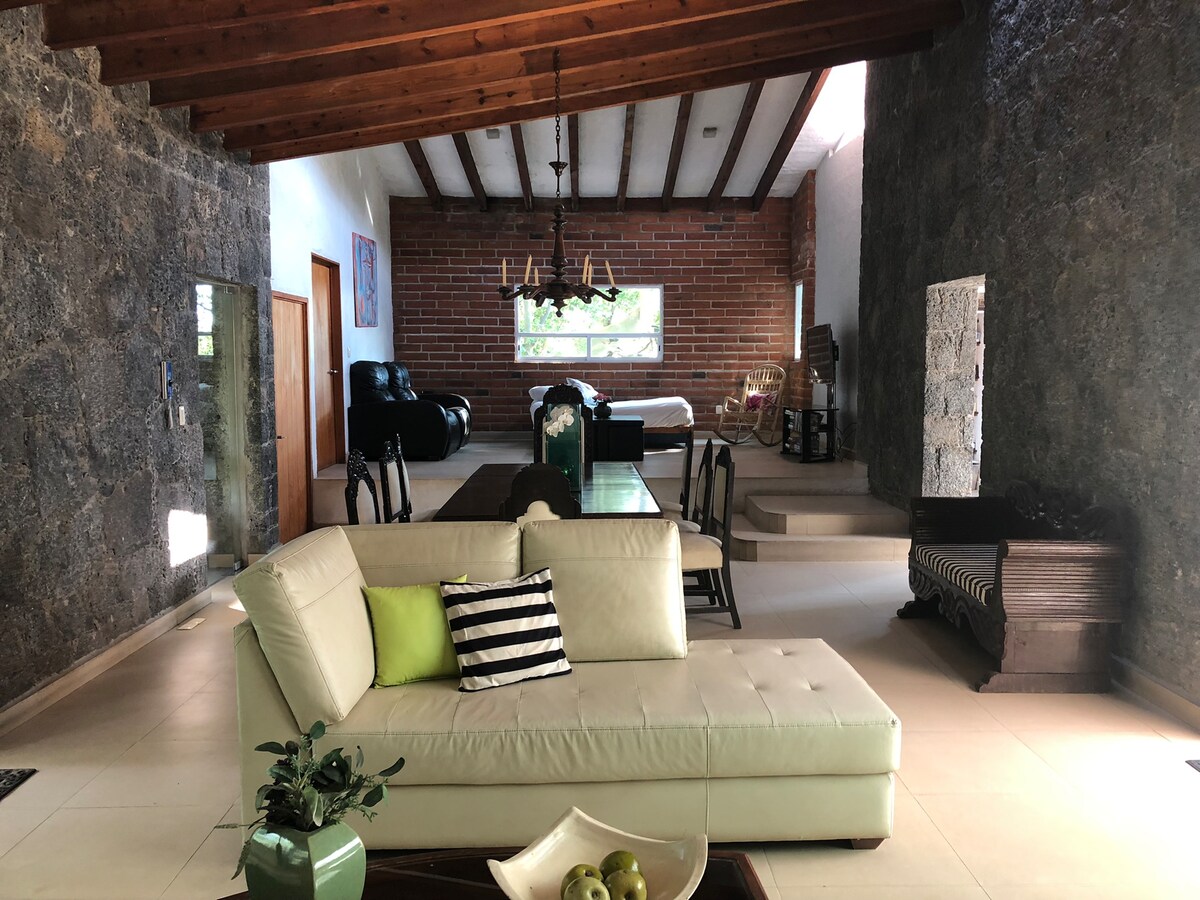 Propiedad de Airbnb exitosa: "Quinta Maé" house that was born in nature en Tepoztlán