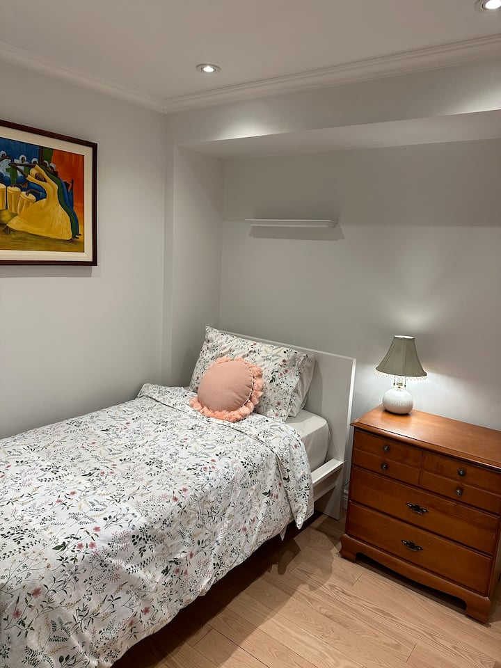 Трета помала спална соба на вториот кат со двоен единечен кревет, гардеробер и директен пристап до машина за перење и сушење алишта.