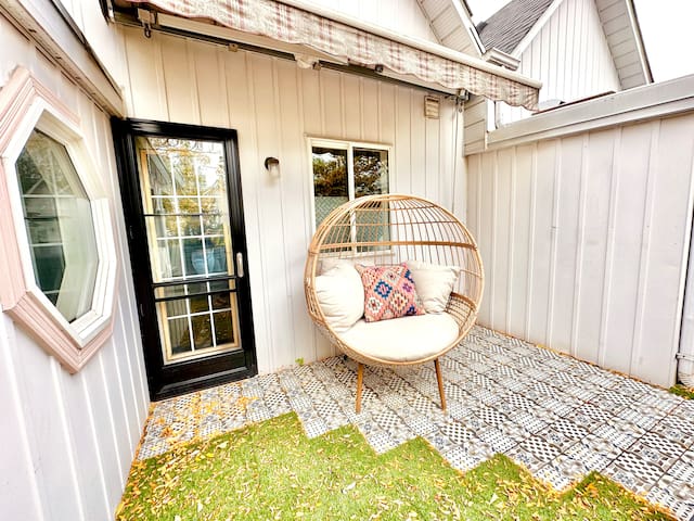 Modern and Cozy Downtown Townhome