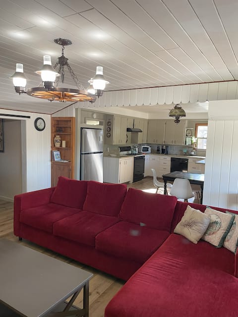 Popular Airbnb listing: Circa 1930 Cabin 35 min to Kings Canyon in Squaw Valley
