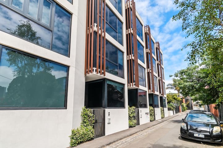 Inner City 4 Level Luxury Townhouse+Lift. 3BR 3BTH