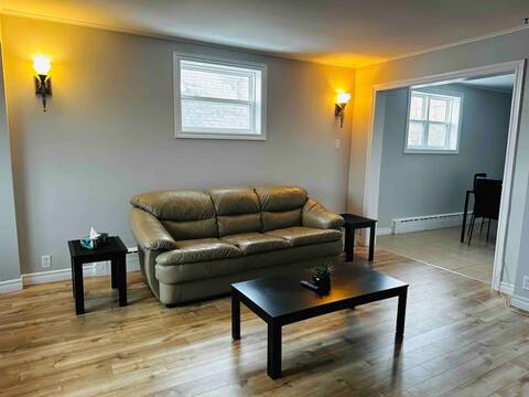 Beautiful 4 BDRM (queen) Downtown Home, welcome