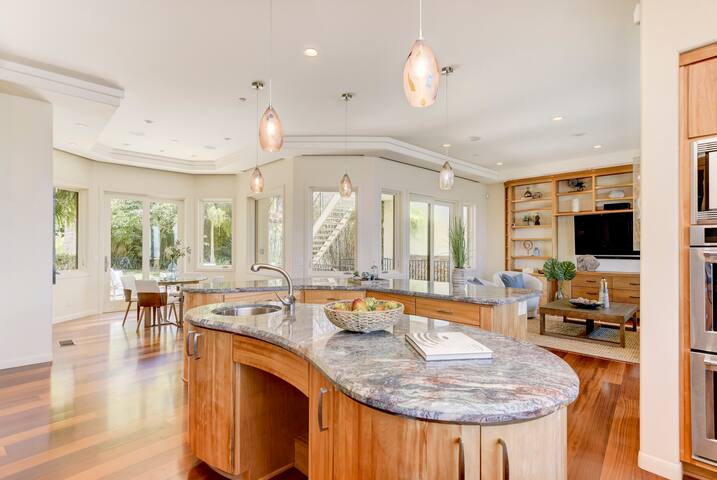 Casa Riviera: Mission Bayfront Dream Home gallery image 4