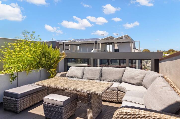 Luxury Townhouse With Private Rooftop gallery image 2