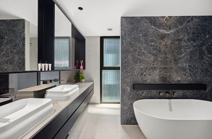 Luxury Townhouse With Private Rooftop