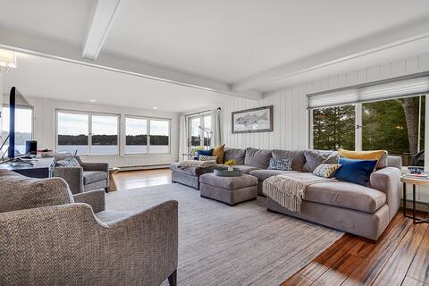 Lakefront Clean Modern 6-bed, 3.5 Bath, 2900 sqft