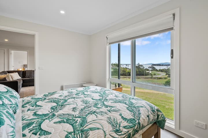 Bedroom 2 (Queen Bed)