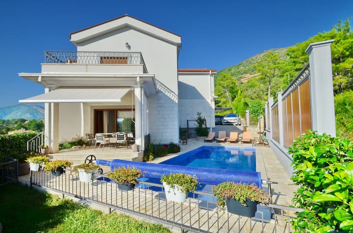 Sunny Villa In Kavac - Montenegro