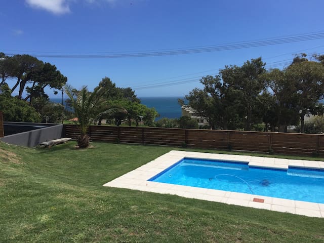 OttawaPalms Villa with Housekeeping