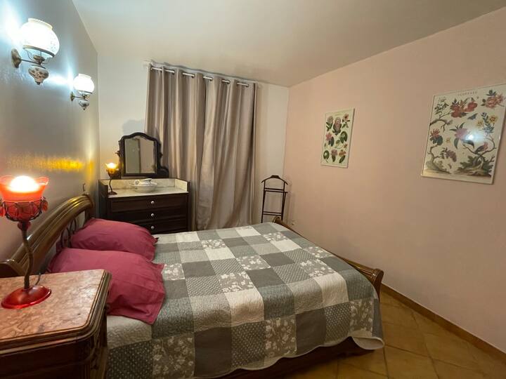 Quarto 1  com armário grande