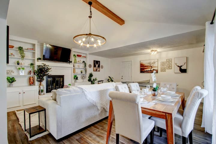 Single-story Charmer! 5br! Pet Friendly Getaway - Carmel, IN