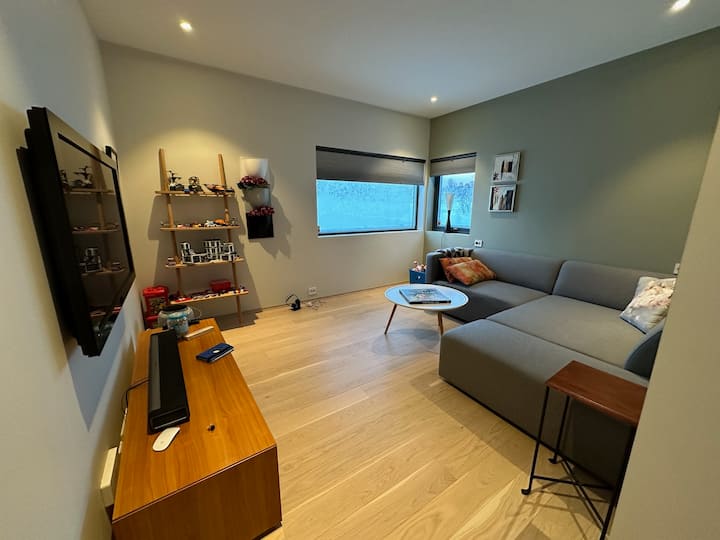 غرفة نوم بسرير أريكة يمكن تغييرها بسهولة إلى سرير مزدوج مع مرتبة علوية خاصة بها. تلفزيون خاص مقاس 50 بوصة ومشغل أقراص DVD. أيضًا بعض الألعاب مثل ليغو والألعاب الأخرى