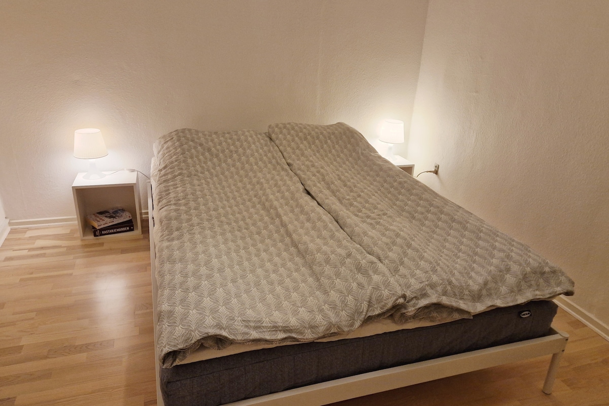 3號房，在客廳旁邊。
雙人牀和獨立衣櫃。
草坪景觀。