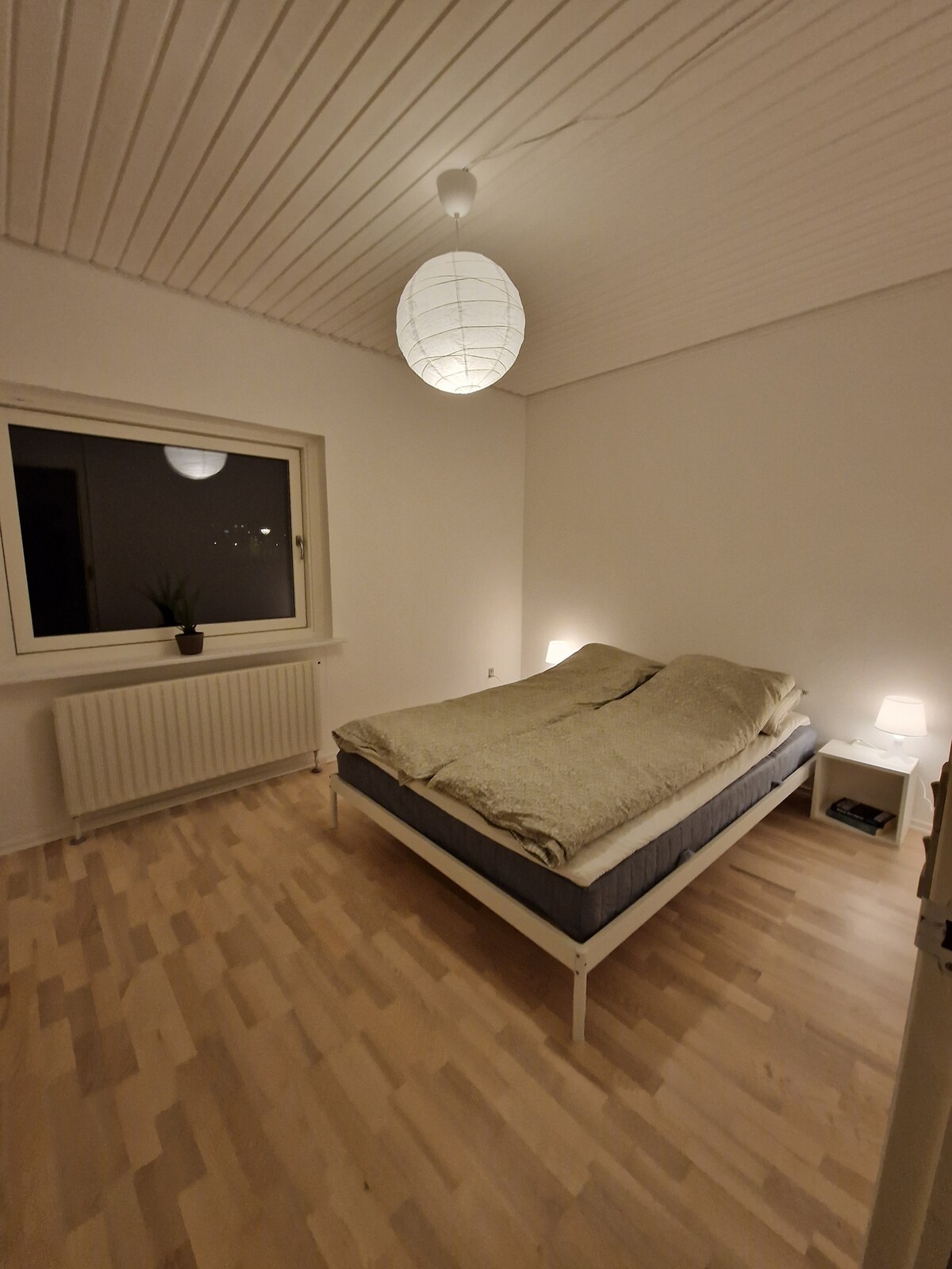 房間2.
雙人牀和內置衣櫃