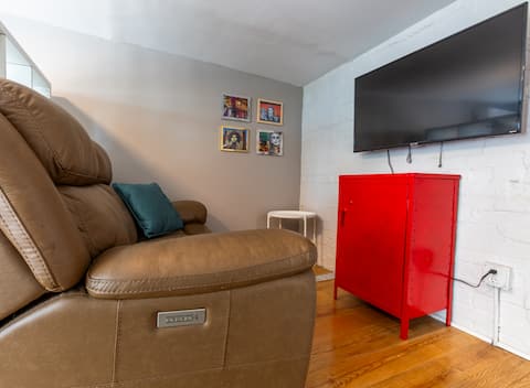Top Airbnb: Modern 1B/1B Coach House! Great Location! Hot Tub! in Sloan Lake