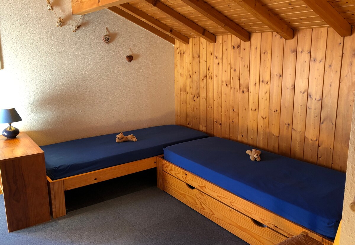 3号卧室配备3张单人床+ 1张夹层床