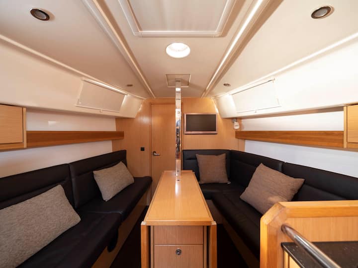Enjoy A Great Experience On A Luxurious Sailboat. - Combarro