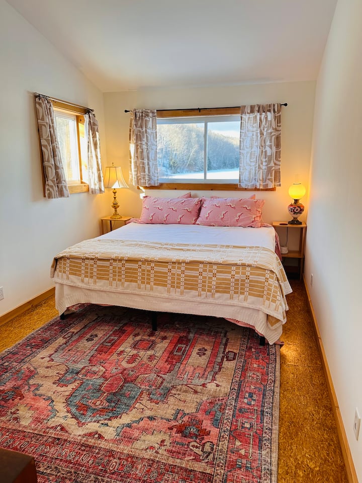 Примарна соба со брачен кревет (широк 150-179 см), висококвалитетна постелнина, поглед на брегот. 