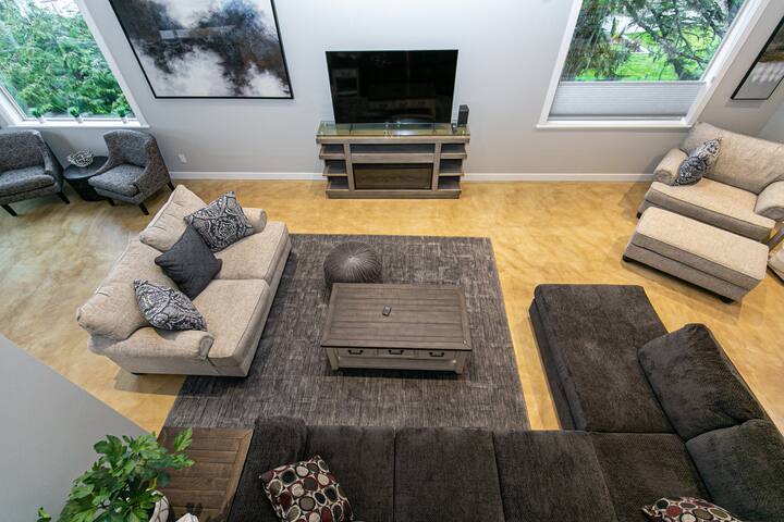 Water Front Home with Private Dock and Hottub gallery image 2