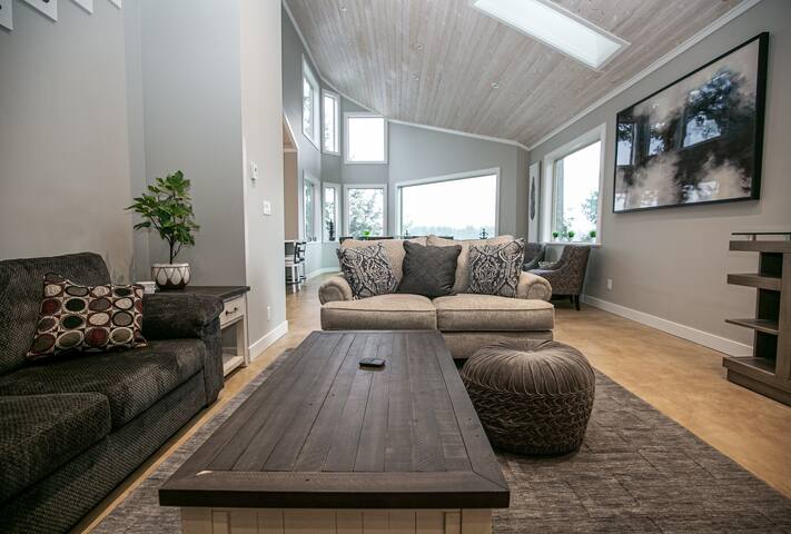 Water Front Home with Private Dock and Hottub gallery image 3