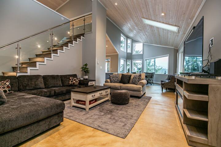 Water Front Home with Private Dock and Hottub gallery image 4