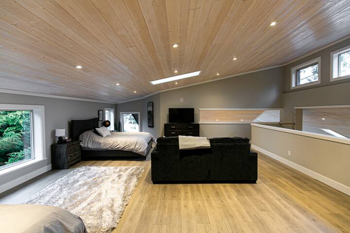 Water Front Home with Private Dock and Hottub gallery image 5