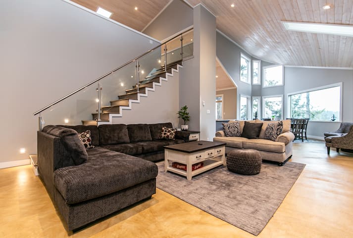 Water Front Home with Private Dock and Hottub