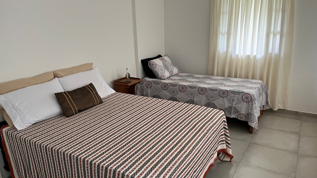 Spavaća soba s bračnim krevetom i jednokrevetna soba u prizemlju