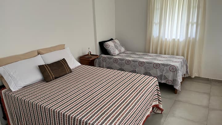 Dormitorio doble e individual en la planta baja