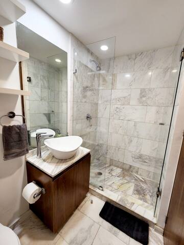 2BR king-size bed: Gem in the Heart of Condesa gallery image 4