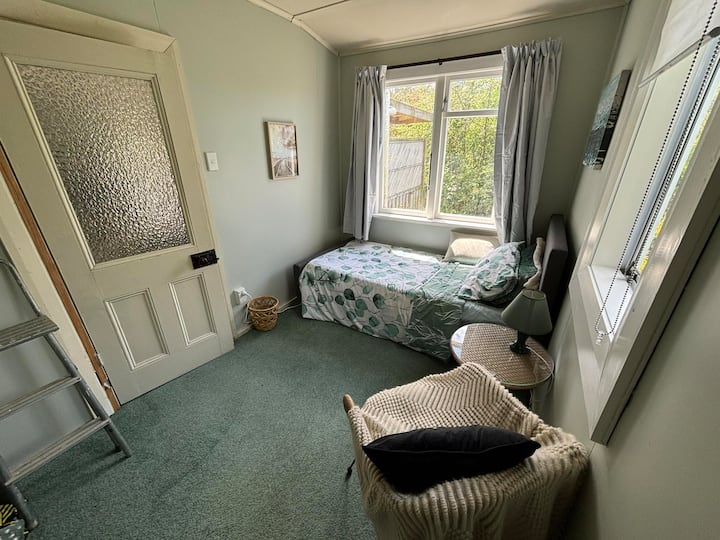 Დიდი მთავარი საძინებელი მიედინება ამ ლამაზ სივრცეში, რომელიც შეიძლება გამოყენებულ იქნას ბავშვისთვის დასაძინებლად ან საოფისე სივრცეში.