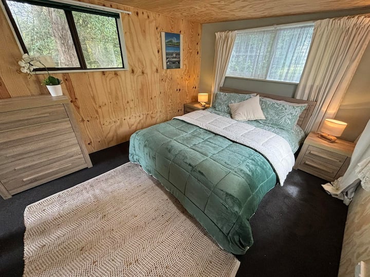 Დიდი მთავარი საძინებელი ტანსაცმლისა და შესანახად საკმარისი ადგილით. ახლადგარემონტებული. 