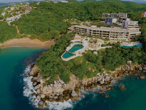 Luxury Oceanfront 2BR Condo – On Casa