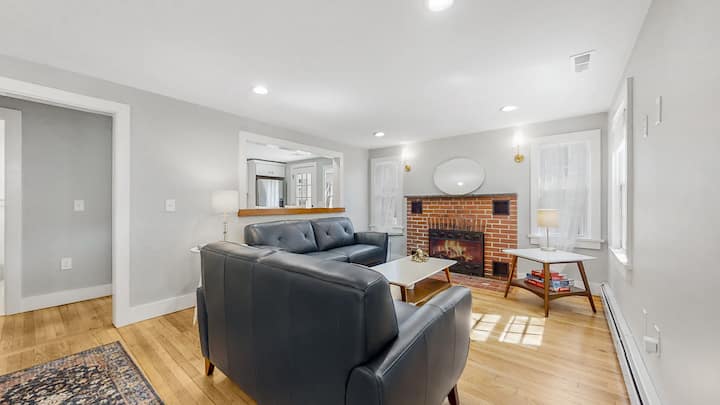 Short 5 Min Walk To Narragansett Beach! - Narragansett, RI