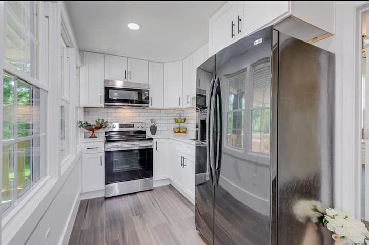 Best Location In Downtown Greenville-modern W/yard - Greenville, SC