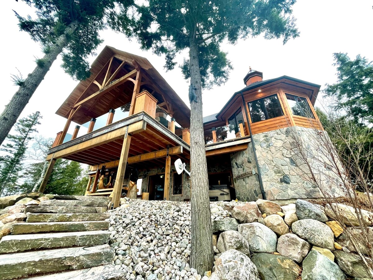 One of a Kind Timber Frame Escape w Hot Tub! Cottages for Rent in