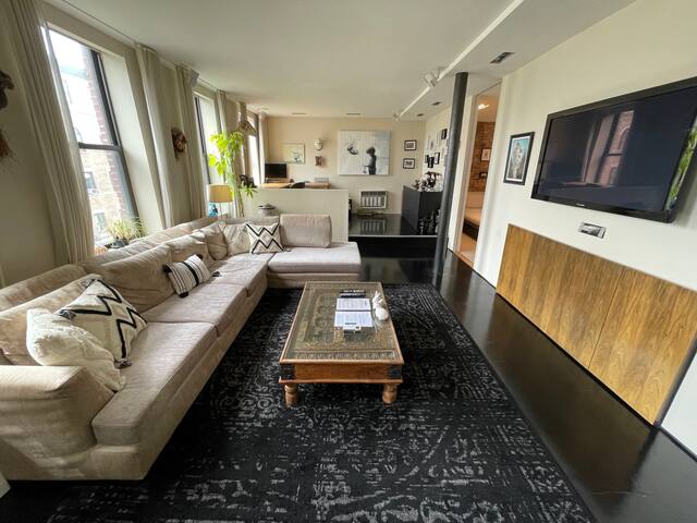 East Village Loft – 1300 sq/ft home – Huge Living! gallery image 3