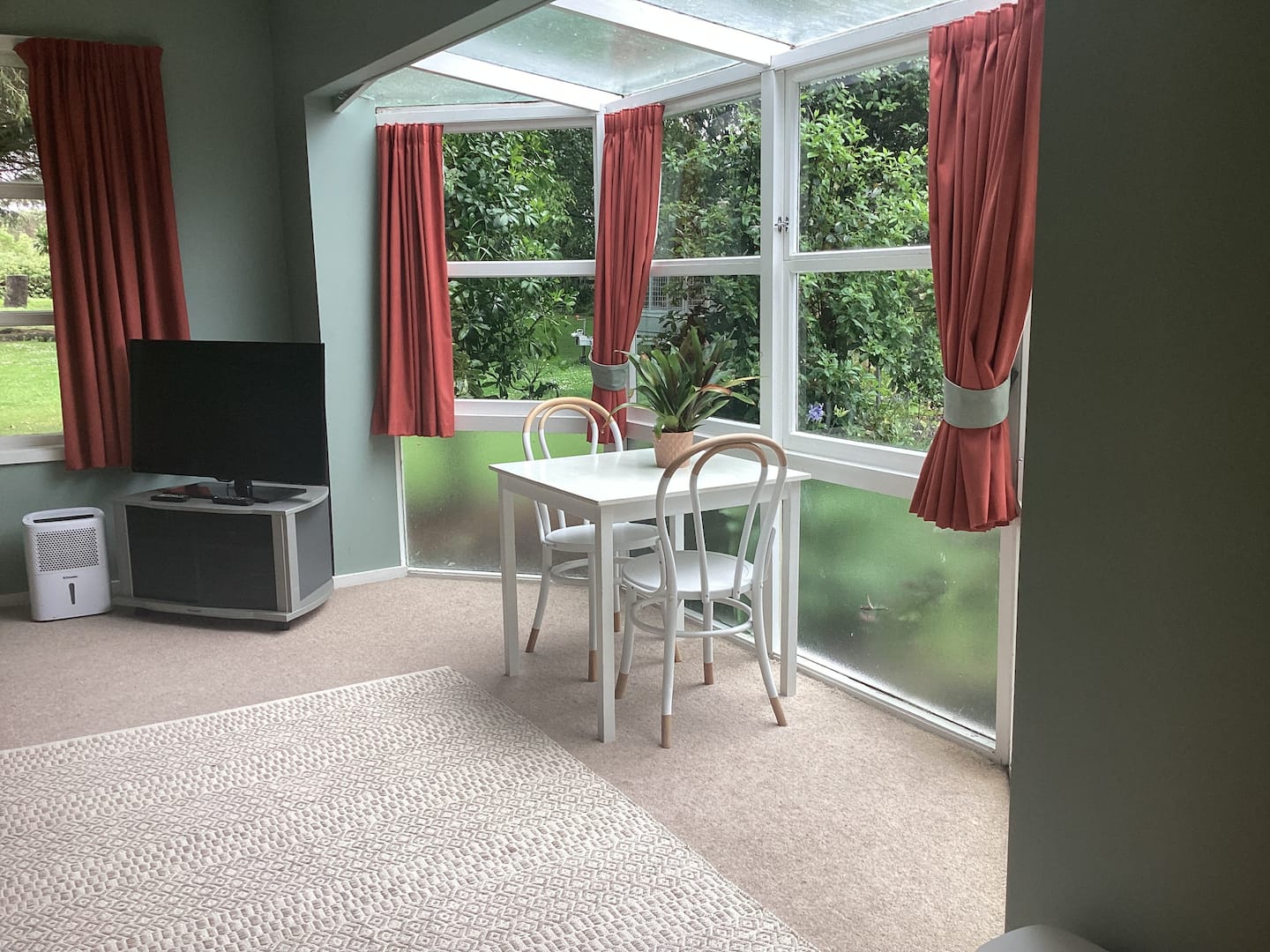 The Riverbank Cottage 4