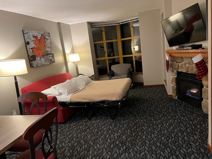 客厅温馨迷人，配有燃气壁炉和有线电视台。 沙发可以变成一张舒适的标准双人床，配有泡沫床垫，可供额外房客使用。