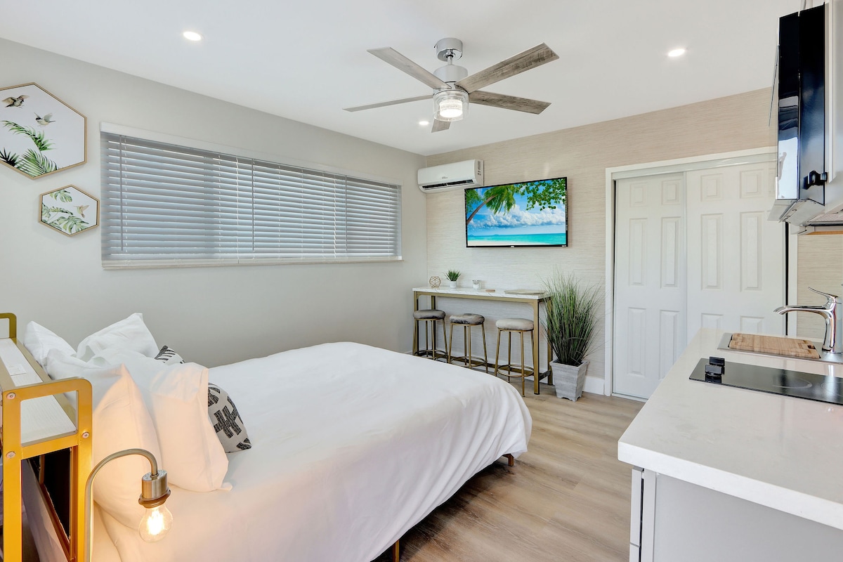 Ნათელი და ფართო სტუდიოს ინტერიერი.