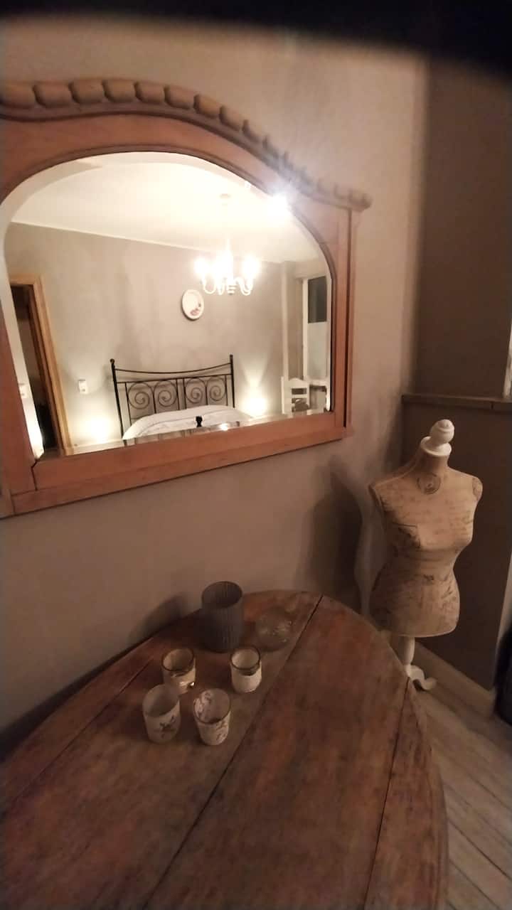 Izba s vidieckym dreveným nábytkom