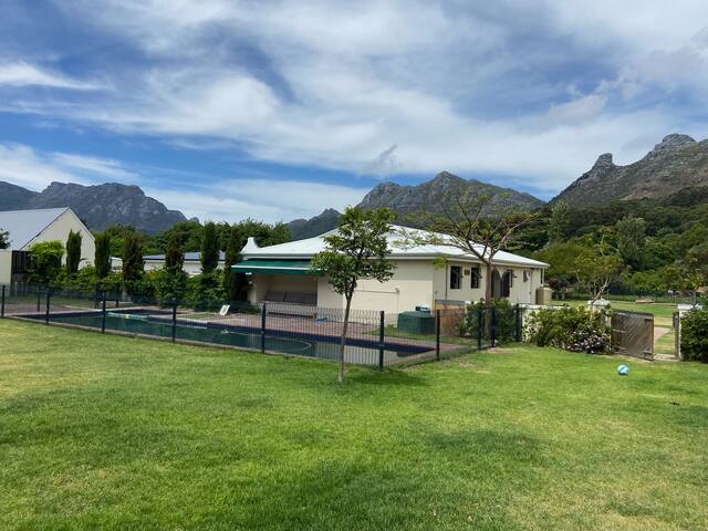 Spacious living in Hout Bay gallery image 2