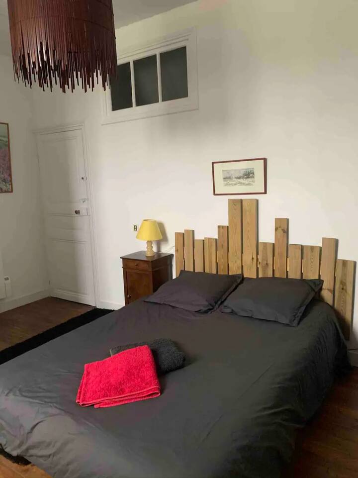 חדר שינה 1.
בחדר שינה 1 יש מיטה זוגית וחדר כביסה. 